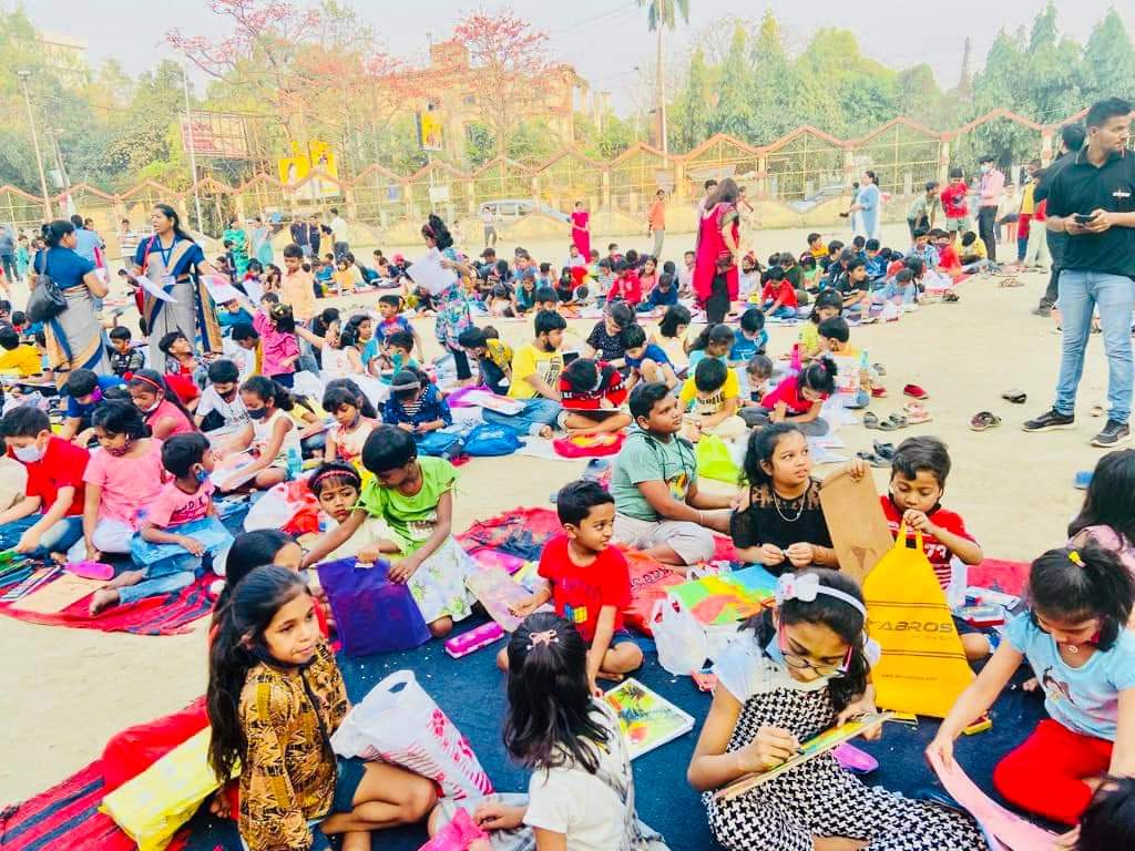 DrManavAITC's tweet photo. #FundaySunday privileged to be part of the #colours Eve with #kids for #SitAndDraw, thanking #Awaaz foundation for such a blissful initiative as usual 🇮🇳 “India is COLOURFUL” https://t.co/7sRaOlGrso