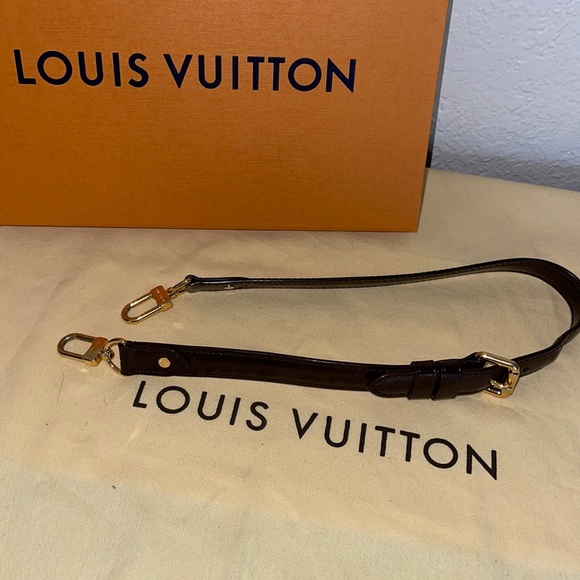 krb071809's tweet photo. So good I had to share! Check out all the items I'm loving on @Poshmarkapp #poshmark #fashion #style #shopmycloset #newera #louisvuitton: https://t.co/pzyxWM5dc4 https://t.co/t8ixEvvpa7