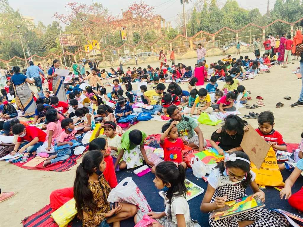 DrManavAITC's tweet photo. #FundaySunday privileged to be part of the #colours Eve with #kids for #SitAndDraw, thanking #Awaaz foundation for such a blissful initiative as usual 🇮🇳 “India is COLOURFUL” https://t.co/7sRaOlGrso