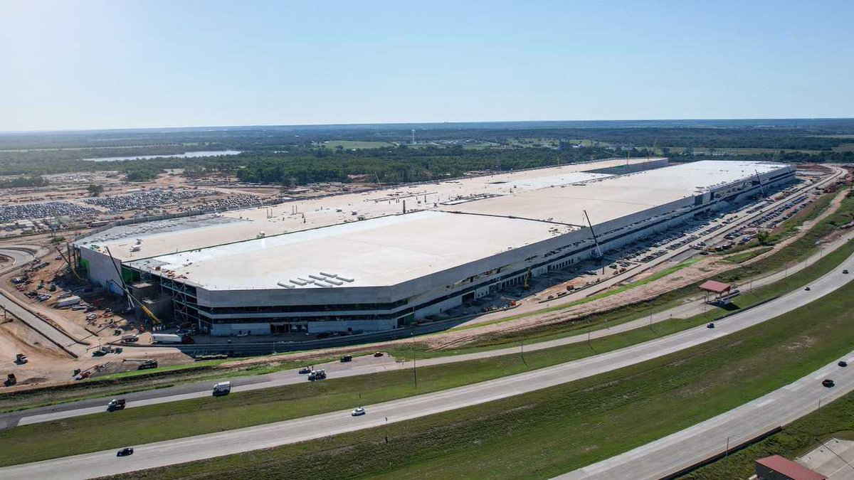 bmsatter's tweet photo. Fun Fact: Traveling 80mph down Texas State Highway 130, it takes ~32 sec to travel the entire length of the new Tesla @Giga_Texas factory.😳 @elonmusk @Tesla #gigafactory #cybertruck #bigbuildings #Tesla #Texas https://t.co/t0uG917m6O