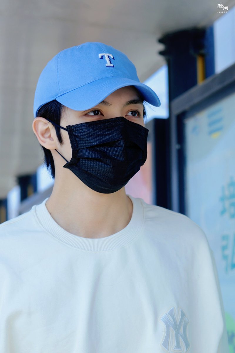 Yizhou going to work~
今天是清爽阳光少年舟~💚
宝贝又在笑呀~

©️漫溯·罗一舟