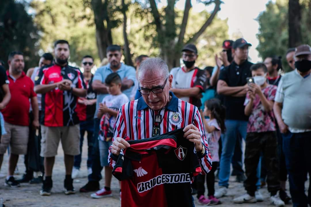 EnCanchamx's tweet image. LA POSTAL DEL DÍA 🖤🙏🏻

Aficionado de Chivas levantando una playera del Atlas, hincado al pie del altar del Estadio Jalisco, mientras reza por las víctimas en Querétaro.

Rivales más nunca enemigos. Todos somos hermanos.
#VerguenzaNacional