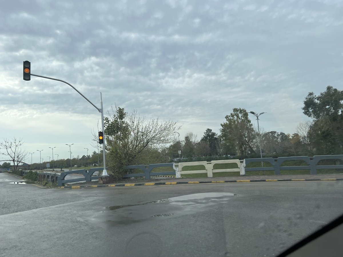 Shiffa_ZY's tweet photo. For the last several months traffic lights of Blue Area Islamabad are not functional. Do we want the cars to keep colliding with eachother? 😰 Why are the traffic signals not working on such a crucial junction? Khuda k liye signals on karen. @ICT_Police #IslamabadTrafficPolice https://t.co/UMng5CdZZu