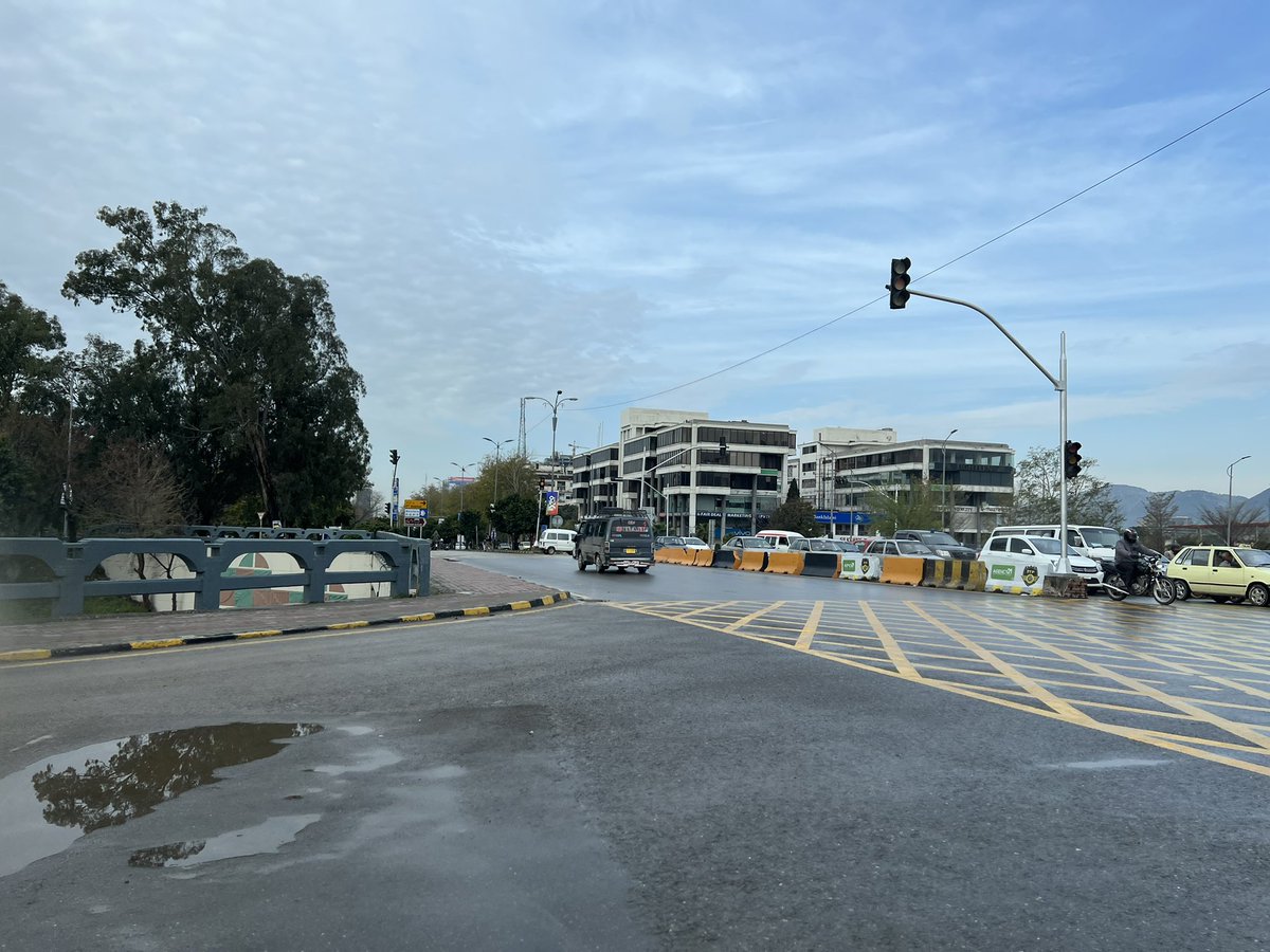 Shiffa_ZY's tweet photo. For the last several months traffic lights of Blue Area Islamabad are not functional. Do we want the cars to keep colliding with eachother? 😰 Why are the traffic signals not working on such a crucial junction? Khuda k liye signals on karen. @ICT_Police #IslamabadTrafficPolice https://t.co/UMng5CdZZu