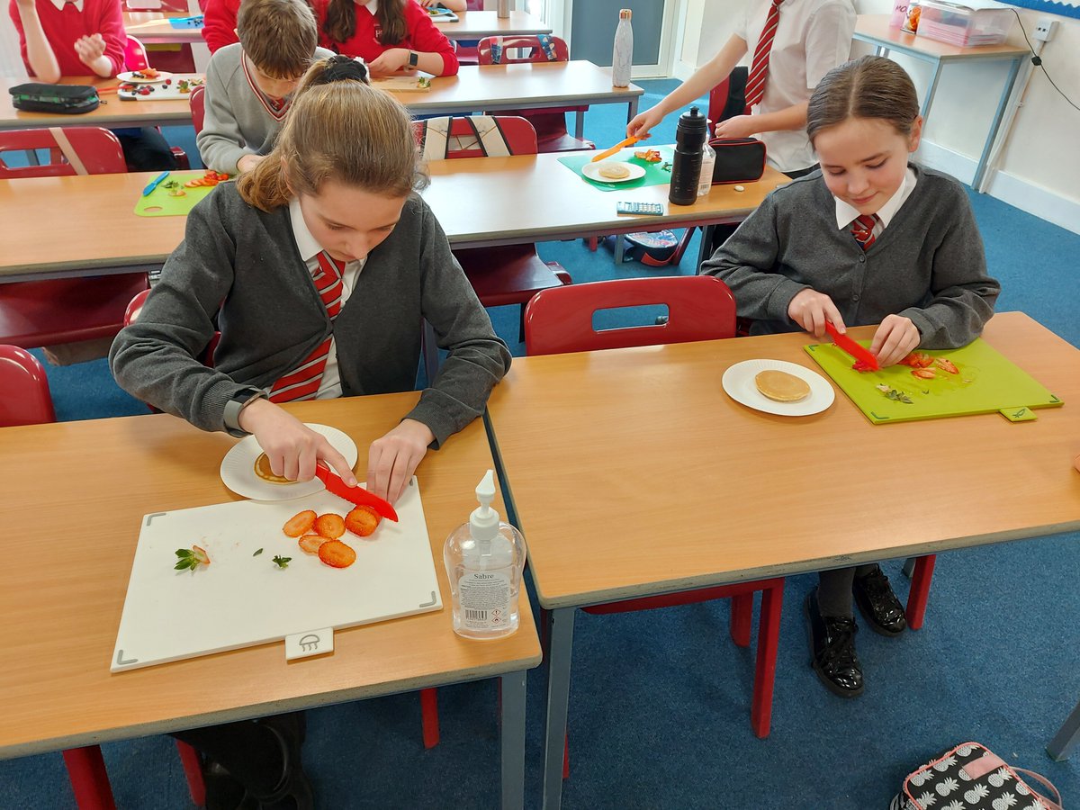 Carolside_PS's tweet photo. P7c enjoyed preparing fruit and tasting pancakes! #CPSHWB https://t.co/iNAvtwSmYi