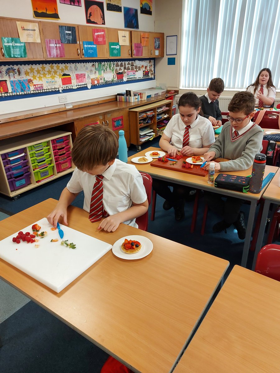 Carolside_PS's tweet photo. P7c enjoyed preparing fruit and tasting pancakes! #CPSHWB https://t.co/iNAvtwSmYi