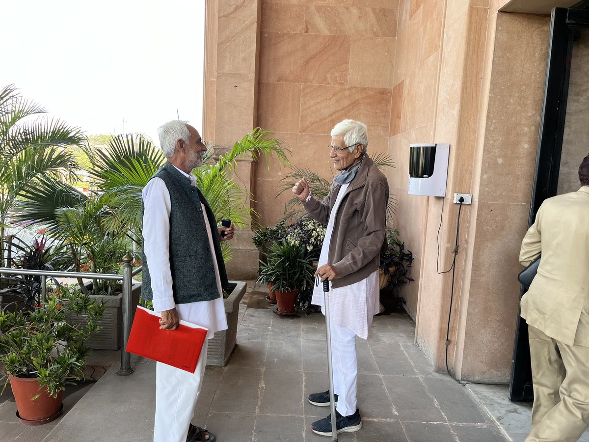 GirdhariMahiya's tweet photo. आज #राजस्थान_विधानसभा की कार्रवाई में भाग लेने पहुँचा !!
#GirdharilalMahiya #MLASdgh https://t.co/uG5DM3leGa