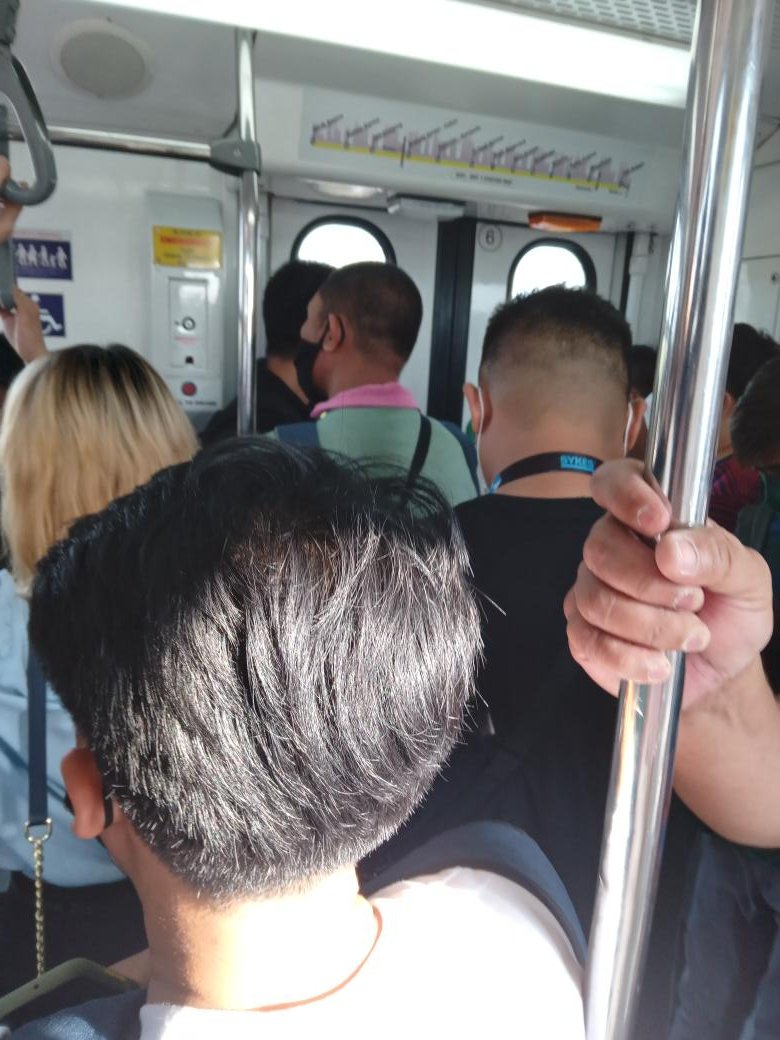 Insecure_Alter's tweet photo. Kakasakay ko lang may nakukutuban na ako dito sa #dulongbagon na nangyayaring #mrtrip #mrthipo #mrtjakol haha. Observer muna ako... https://t.co/oVTPyQ83TT