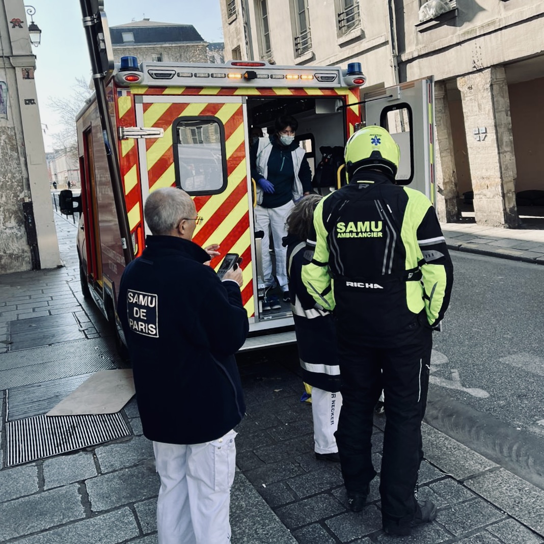 SUdF_Officiel's tweet photo. Hier avait lieu le #semimarathon de #Paris.
Chaque année, nos équipes du #SAMU92 et du #SAMUdeParis sont présents sur l'événement.
Un homme a été #victime d'un arrêt cardiaque sur hyperthermie d'effort. Il a pu immédiatement être pris en charge par nos équipes sur place. https://t.co/gQcAfx1RTH