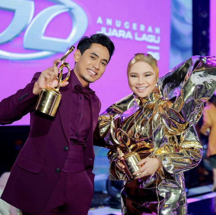 khaibahar94_'s tweet photo. ALHAMDULILLAH untuk Penyanyi Pilihan Popular #AJL36 with my super duet partner @ainaabdulmusic 💪 https://t.co/YfW2Djqska