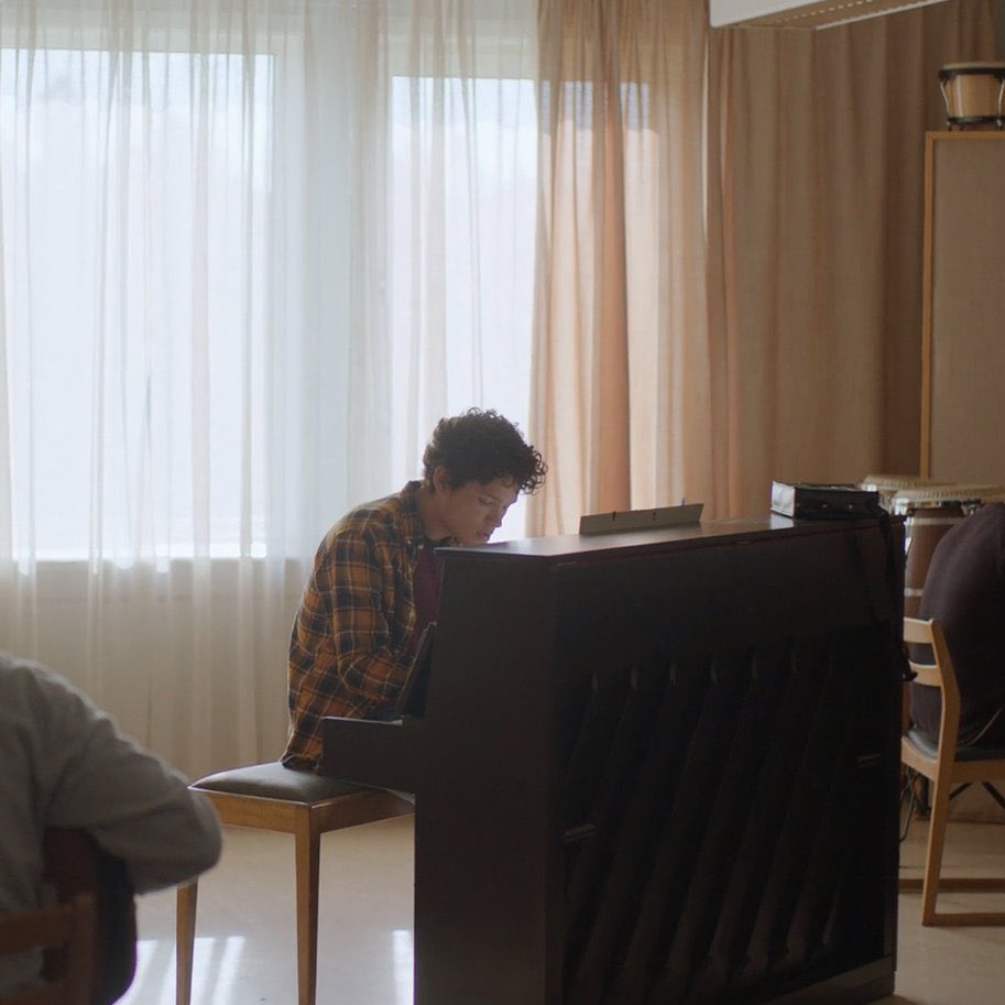 willesimaug's tweet photo. i love how 80% of the scenes in young royals is just Wille looking at Simon https://t.co/Cgoq5nTz8J