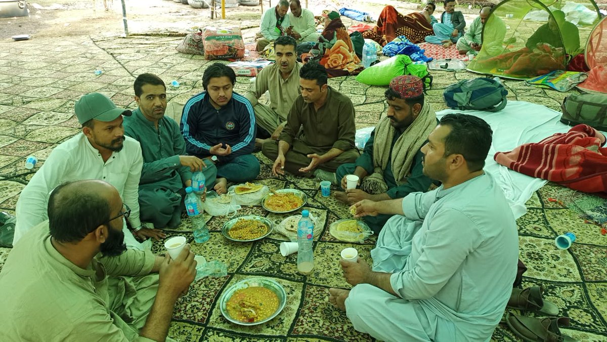 FayyazlasiA's tweet image. کیمپ سٹی وزیر أباد کا خوبصورت منظر صبح کا ناشتہ اور بہترین انتظامات شکریہ وزیر أباد۔
#AwamiLongMarch