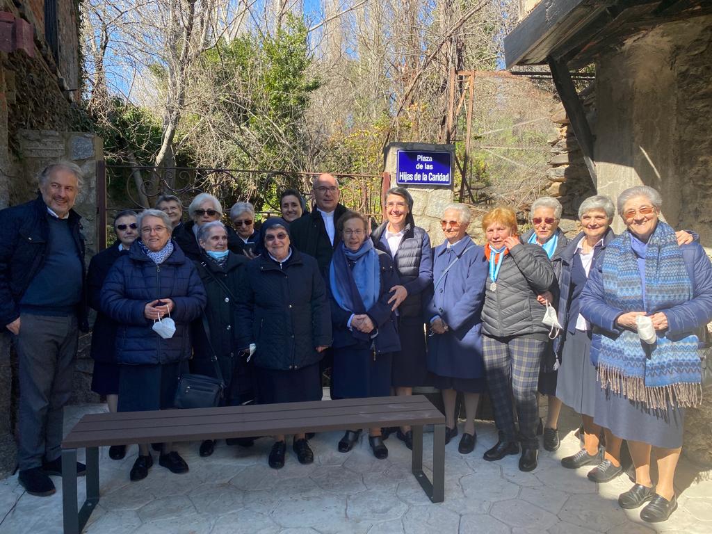 HijasCaridadEC's tweet photo. 🏘 El pueblo de #Sotoserrano rinde homenaje a las #HijasDeLaCaridad poniendo su nombre a una plaza del pueblo🪧👏🏽👏🏽👏🏽.
🔝 Muestra de agradecimiento por la presencia y la entrega de las Hermanas durante muchos años❤️‍🔥. #Salamanca https://t.co/27uqlqWQvV
