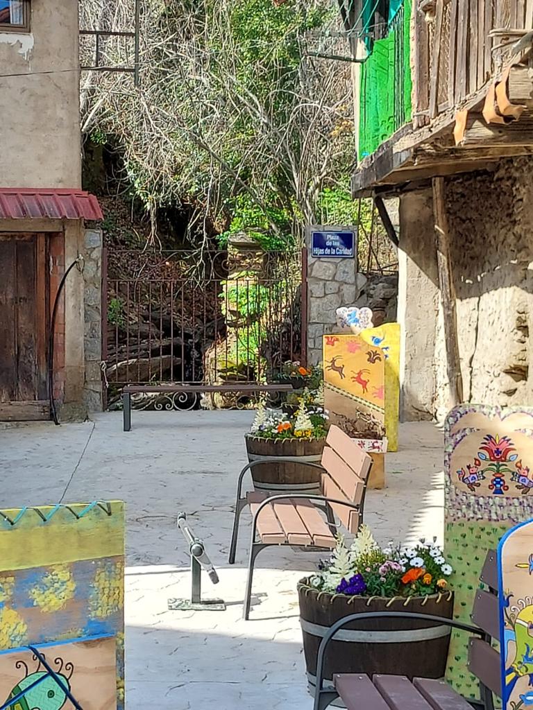 HijasCaridadEC's tweet photo. 🏘 El pueblo de #Sotoserrano rinde homenaje a las #HijasDeLaCaridad poniendo su nombre a una plaza del pueblo🪧👏🏽👏🏽👏🏽.
🔝 Muestra de agradecimiento por la presencia y la entrega de las Hermanas durante muchos años❤️‍🔥. #Salamanca https://t.co/27uqlqWQvV