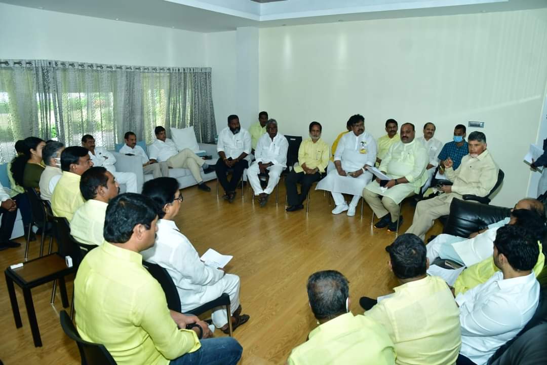 Vinmay_balayya's tweet photo. ఏపీ అసెంబ్లీ బడ్జెట్ సమావేశాలు నేటి నుంచి ప్రారంభమవుతున్న నేపథ్యంలో...  తెలుగుదేశం పార్టీ ఎమ్మెల్యేలు, ఎమ్మెల్సీలు పార్టీ జాతీయ అధ్యక్షులు  చంద్రబాబుగారి నివాసంలో సమావేశమయ్యారు. ఉభయసభల్లో అనుసరించాల్సిన వ్యూహం, అజెండా అంశాలపై అధినేతతో చర్చించారు..
#TDPTwitter 
#TeluguDesamParty https://t.co/w2vtna2jJZ