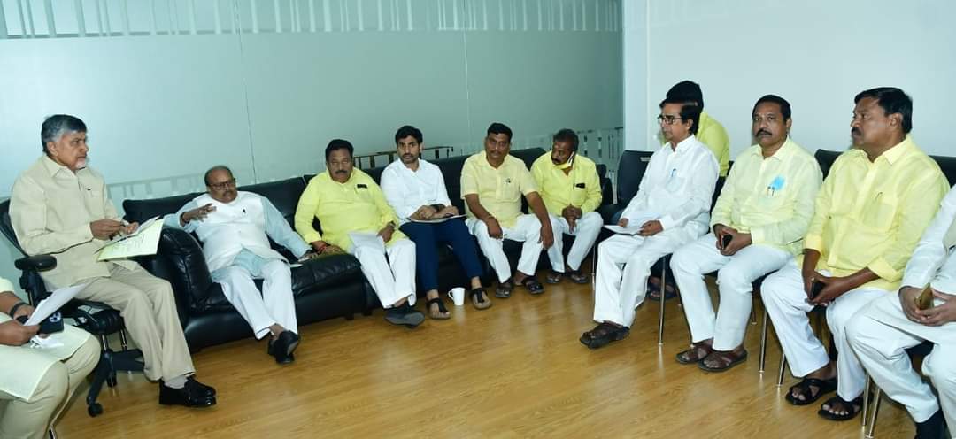 Vinmay_balayya's tweet photo. ఏపీ అసెంబ్లీ బడ్జెట్ సమావేశాలు నేటి నుంచి ప్రారంభమవుతున్న నేపథ్యంలో...  తెలుగుదేశం పార్టీ ఎమ్మెల్యేలు, ఎమ్మెల్సీలు పార్టీ జాతీయ అధ్యక్షులు  చంద్రబాబుగారి నివాసంలో సమావేశమయ్యారు. ఉభయసభల్లో అనుసరించాల్సిన వ్యూహం, అజెండా అంశాలపై అధినేతతో చర్చించారు..
#TDPTwitter 
#TeluguDesamParty https://t.co/w2vtna2jJZ