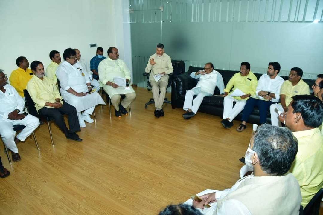 Vinmay_balayya's tweet photo. ఏపీ అసెంబ్లీ బడ్జెట్ సమావేశాలు నేటి నుంచి ప్రారంభమవుతున్న నేపథ్యంలో...  తెలుగుదేశం పార్టీ ఎమ్మెల్యేలు, ఎమ్మెల్సీలు పార్టీ జాతీయ అధ్యక్షులు  చంద్రబాబుగారి నివాసంలో సమావేశమయ్యారు. ఉభయసభల్లో అనుసరించాల్సిన వ్యూహం, అజెండా అంశాలపై అధినేతతో చర్చించారు..
#TDPTwitter 
#TeluguDesamParty https://t.co/w2vtna2jJZ