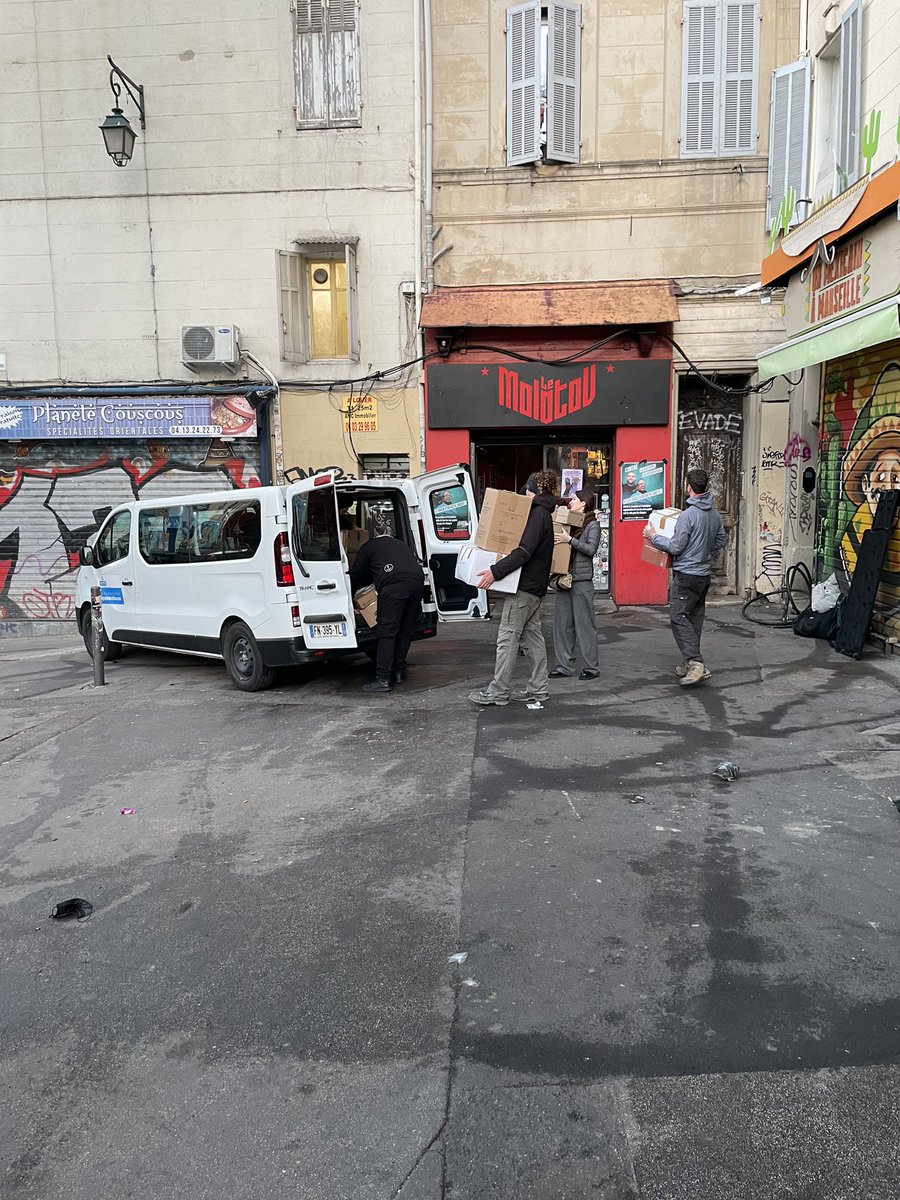 GurvanKris's tweet photo. Un convoi humanitaire part ce matin de Marseille direction la frontière Ukrainienne. Objectif : apporter des vivre et ramener des familles en France sur le retour. Avec @albertfacelly, on embarque avec eux. Suivez-les sur @libe https://t.co/u5paBzhwJt
