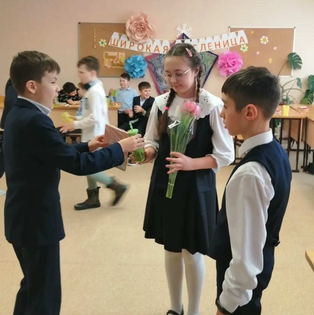 Два дня в #мбушкола93 проходила операция 8 Марта! 
Сильная половина школы пытались понять женский внутренний мир,  чтобы подготовить правильные поздравления. И... Получилось!!!! 
#мбушкола93 #планета93