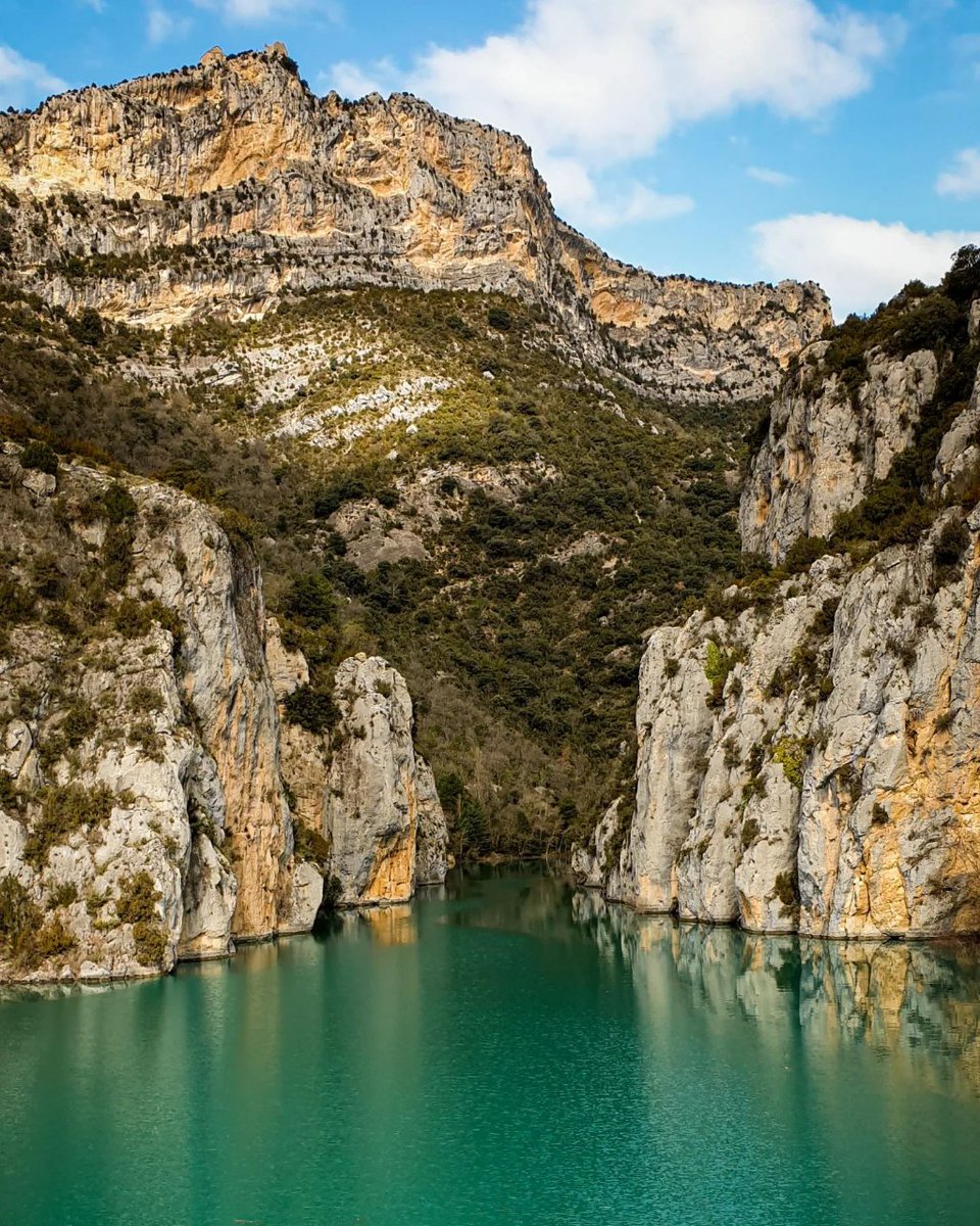 Huesca_LaMagia's tweet photo. Altas paredes de roca delimitan el Congosto del #Entremón 💦 un estrecho pasillo fluvial del Viejo Sobrarbe al que los viajeros del siglo XIX temían, pero al que admiraban por su belleza 😍 

Fotografía de https://t.co/rGGVk59sg5

#huescalamagia #wonderfulplaces #naturelover https://t.co/ToAAsmXJOs