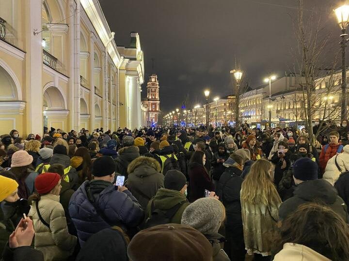 Siquiatro's tweet photo. En un Estado autocrático como la Rusia de Putin es más que difícil tener siquiera una aproximación a la realidad de la invasión de Ucrania.
Alzar la voz contra ella, un riesgo evidente.
También esta gente son héroes.
#RussiaIsNotPutin 
#PutinWarCriminal 
#StayWithUkraine 🇪🇺🇺🇦✊ https://t.co/0EC8onAKk7