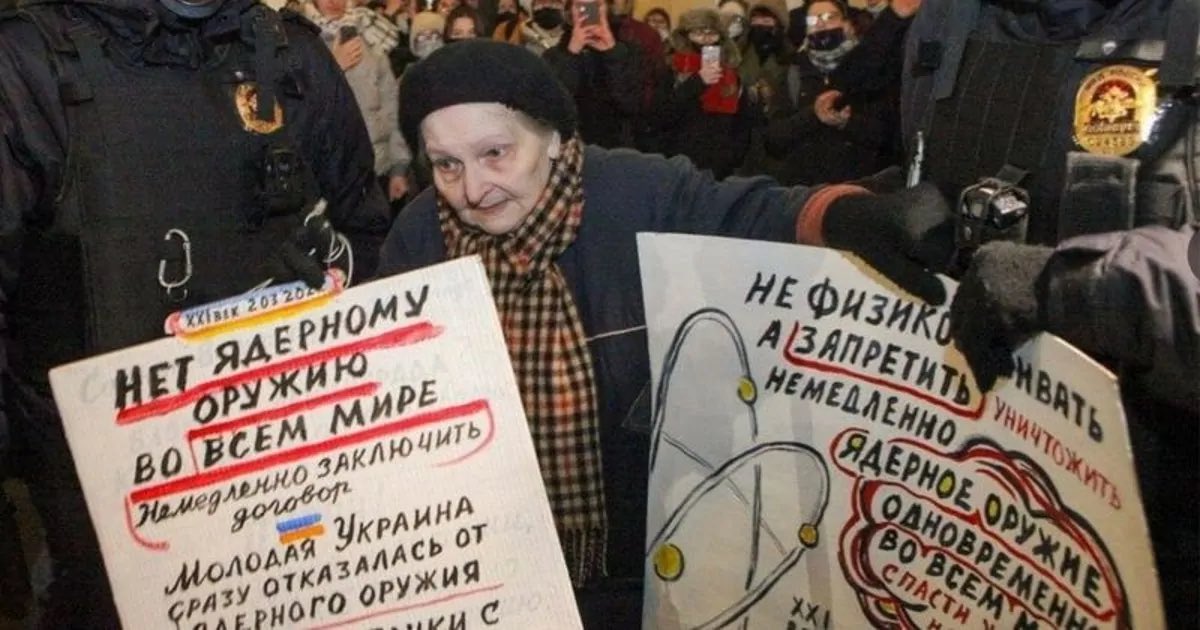 Siquiatro's tweet photo. En un Estado autocrático como la Rusia de Putin es más que difícil tener siquiera una aproximación a la realidad de la invasión de Ucrania.
Alzar la voz contra ella, un riesgo evidente.
También esta gente son héroes.
#RussiaIsNotPutin 
#PutinWarCriminal 
#StayWithUkraine 🇪🇺🇺🇦✊ https://t.co/0EC8onAKk7