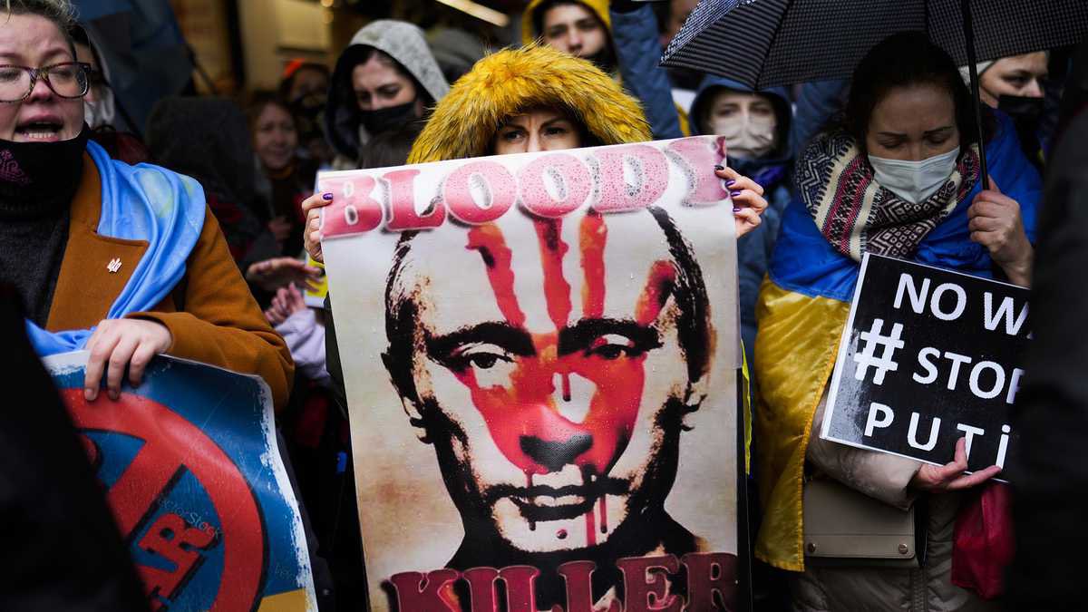 Siquiatro's tweet photo. En un Estado autocrático como la Rusia de Putin es más que difícil tener siquiera una aproximación a la realidad de la invasión de Ucrania.
Alzar la voz contra ella, un riesgo evidente.
También esta gente son héroes.
#RussiaIsNotPutin 
#PutinWarCriminal 
#StayWithUkraine 🇪🇺🇺🇦✊ https://t.co/0EC8onAKk7