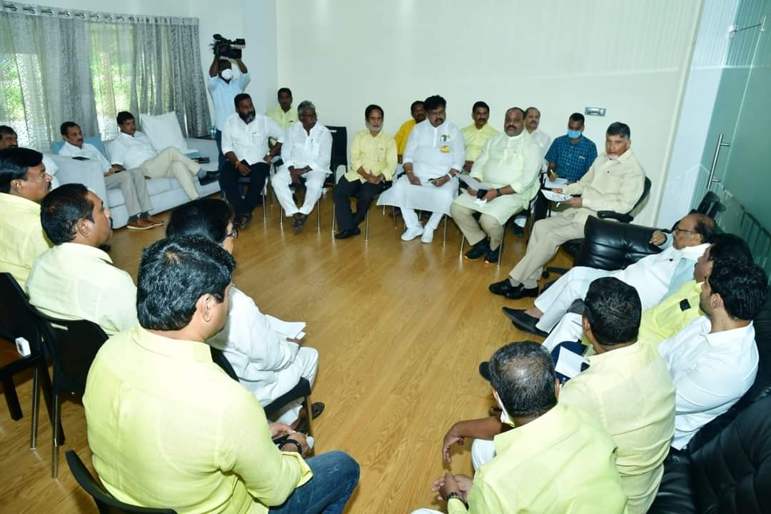 Vinmay_balayya's tweet photo. ఏపీ అసెంబ్లీ బడ్జెట్ సమావేశాలు నేటి నుంచి ప్రారంభమవుతున్న నేపథ్యంలో...  తెలుగుదేశం పార్టీ ఎమ్మెల్యేలు, ఎమ్మెల్సీలు పార్టీ జాతీయ అధ్యక్షులు  చంద్రబాబుగారి నివాసంలో సమావేశమయ్యారు. ఉభయసభల్లో అనుసరించాల్సిన వ్యూహం, అజెండా అంశాలపై అధినేతతో చర్చించారు..
#TDPTwitter 
#TeluguDesamParty https://t.co/w2vtna2jJZ