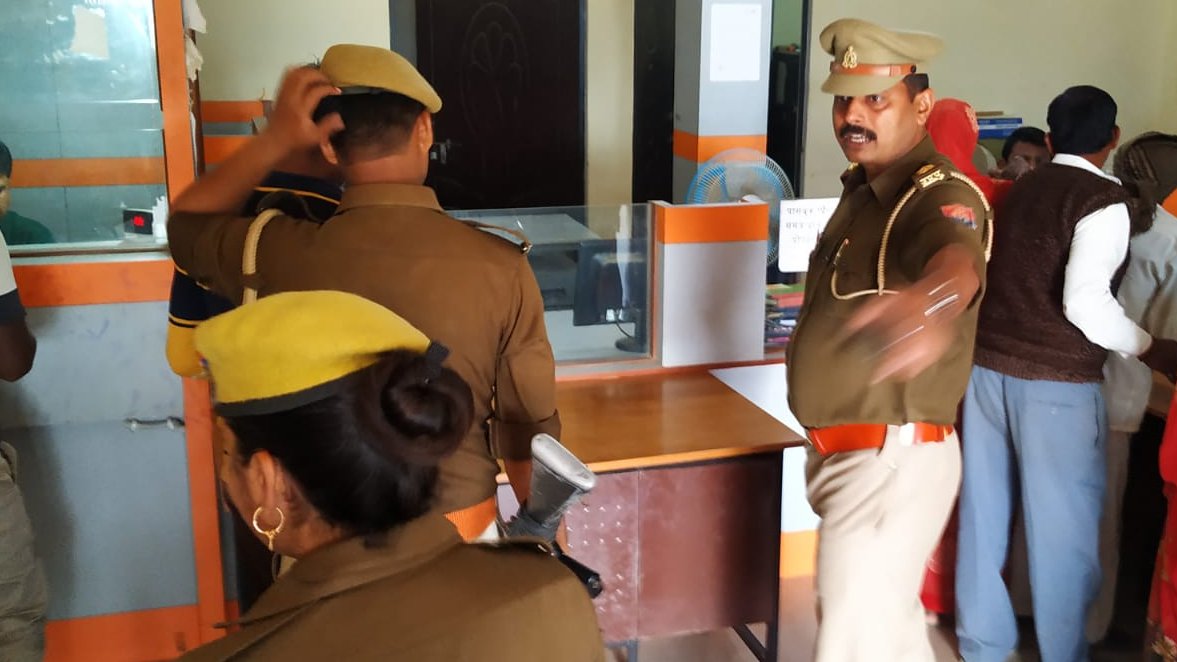 pratapgarhpol's tweet photo. समस्त SHO/SO/ICOP द्वारा, अपने-अपने क्षेत्रान्तर्गत पड़ने वाले बैंक/एटीएम/महत्वपूर्ण वित्तीय संस्थानों के आस-पास संदिग्ध व्यक्ति/वाहनों की चेकिंग। https://t.co/EBnsHaVCT4