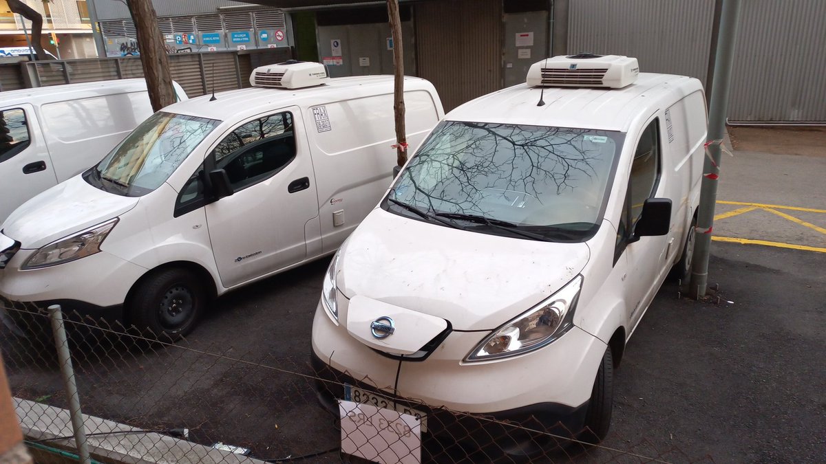 JordiBerLop's tweet photo. Continuem igual

-Carregant fora del tunel
-Cable elèctric per un arbre
-Distància de només 1m
-Furgonetes mal estacionades

Ja ens esgem saltant el conveni el 1r dia @Lucia_MartinG ?

@elmonarac1 @AvMaquinistaM @BCN_SantAndreu @InfoDistricte9 @btvnoticies 

#ForaTEB https://t.co/6GW0nz2uG4