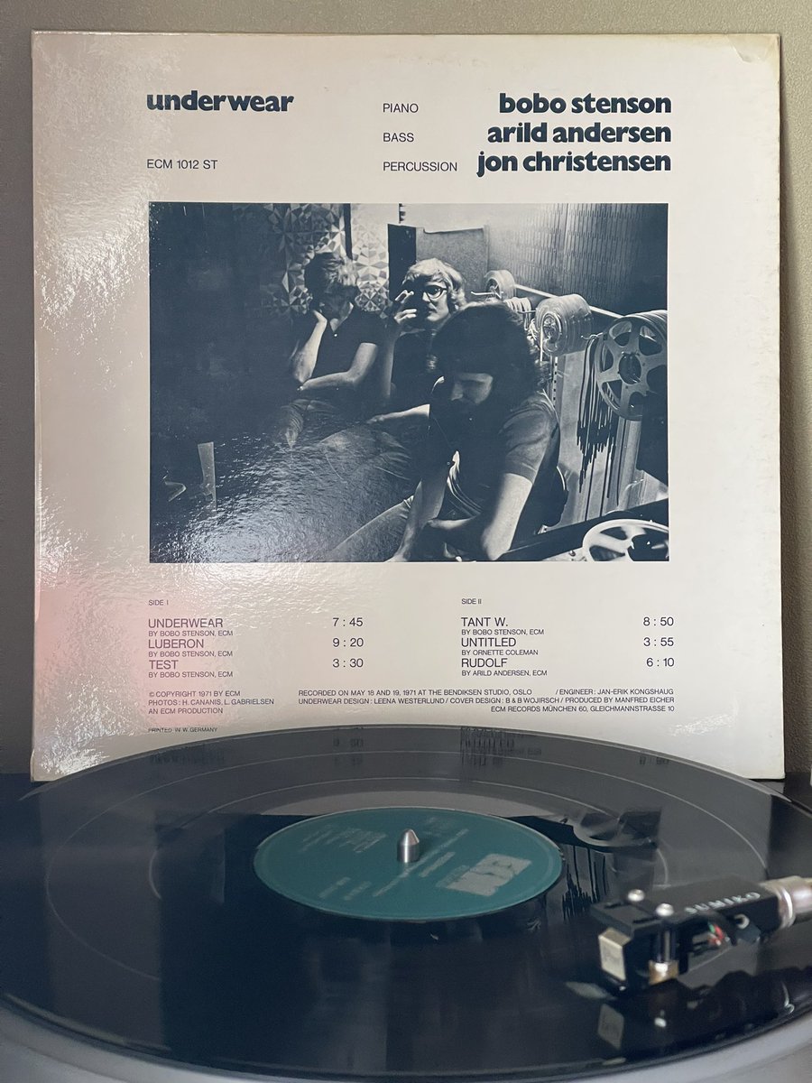 jazzamurai's tweet photo. #JAZZ
#vinyl
#BoboStenson
#ArildAndersen
#JonChristensen
Under Wear / 1971(ECM1012)
ECMの屋台骨と言うべき最強PIANO TRIO。
三人とも名手ですわ。
息のぴったり合った、それでいてダレのない緊張感ある演奏。
リズムは自由自在にしなやかに変化して、Freeっぽいのに聴きやすい。
好きな感じ。 https://t.co/6lpUl5Mfn6