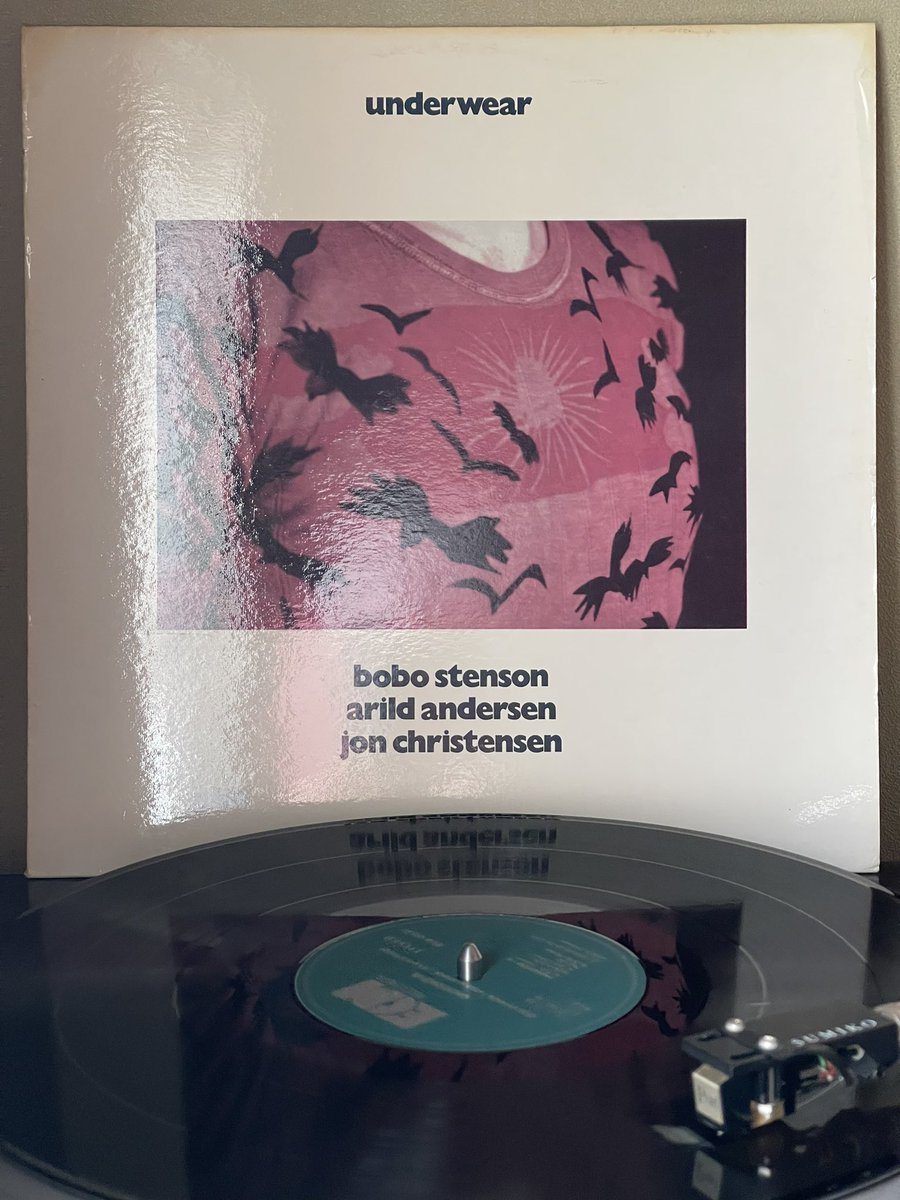 jazzamurai's tweet photo. #JAZZ
#vinyl
#BoboStenson
#ArildAndersen
#JonChristensen
Under Wear / 1971(ECM1012)
ECMの屋台骨と言うべき最強PIANO TRIO。
三人とも名手ですわ。
息のぴったり合った、それでいてダレのない緊張感ある演奏。
リズムは自由自在にしなやかに変化して、Freeっぽいのに聴きやすい。
好きな感じ。 https://t.co/6lpUl5Mfn6