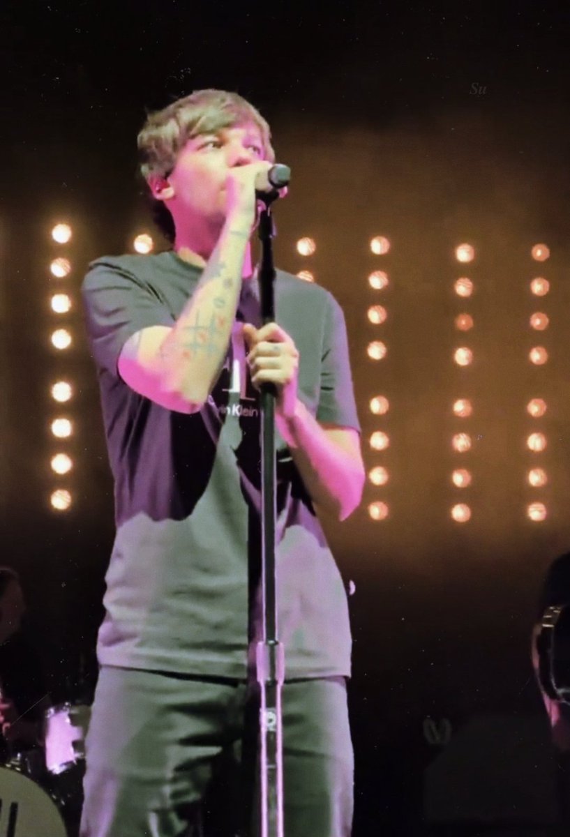 fitflouisst's tweet photo. ABRO HILO DE FOTOS /VIDEOS DE LOUIS TOMLINSON EN SU CONCIERTO EN VANCOUVER❤️RT PARA SALVAR VIDAS https://t.co/hYOBuFTZr0