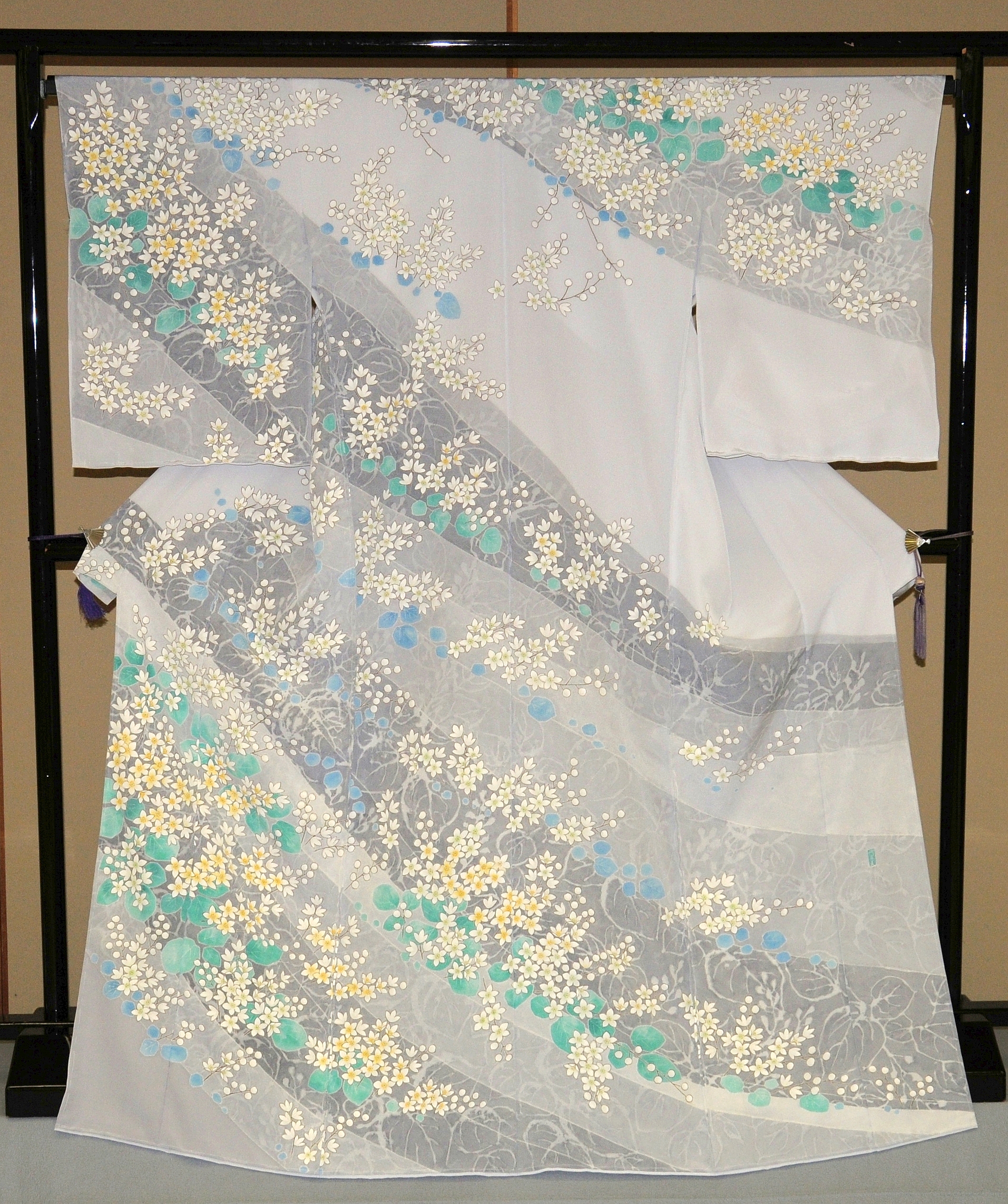 加賀友禅スタッフ 第43回伝統加賀友禅工芸展 訪問着 白い花 矢花博呂美 ハクウンボクの白い花が 風にキラキラ揺れる様子を描いてみました T Co Bnpq726ltj 加賀友禅 新作競技会 加賀染振興協会 加賀友禅会館 きもの Kimono 着物 石川県