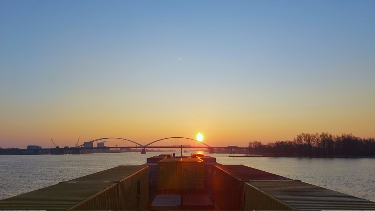johan_klos's tweet photo. Goedemorgen mooie #zonsopkomst en een #zonsondergang van gisteren bij #gorichem en bij de brug #benedenleeuwen #weerfoto ook vandaag gaat het weer een mooie dag worden #binnenvaart 🙋🙋‍♂️🙋‍♀️ https://t.co/qfC3Jxztxm