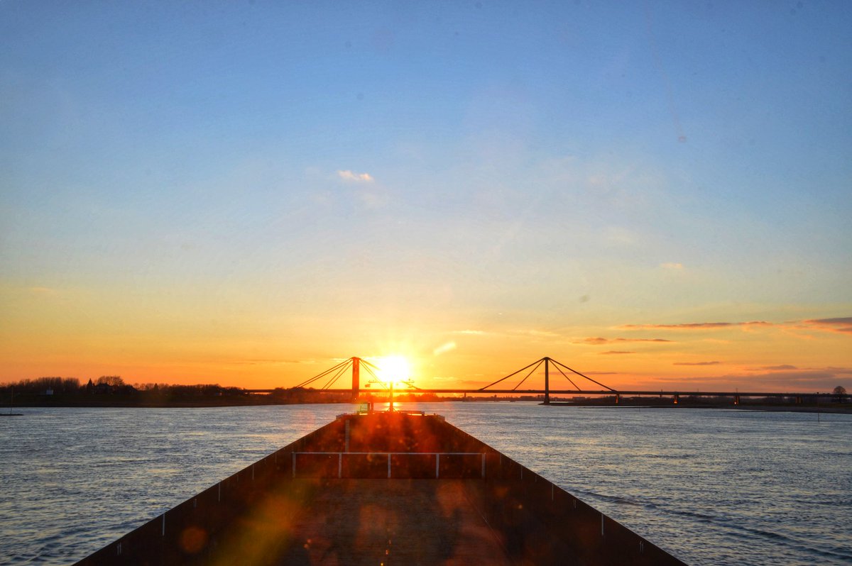 johan_klos's tweet photo. Goedemorgen mooie #zonsopkomst en een #zonsondergang van gisteren bij #gorichem en bij de brug #benedenleeuwen #weerfoto ook vandaag gaat het weer een mooie dag worden #binnenvaart 🙋🙋‍♂️🙋‍♀️ https://t.co/qfC3Jxztxm