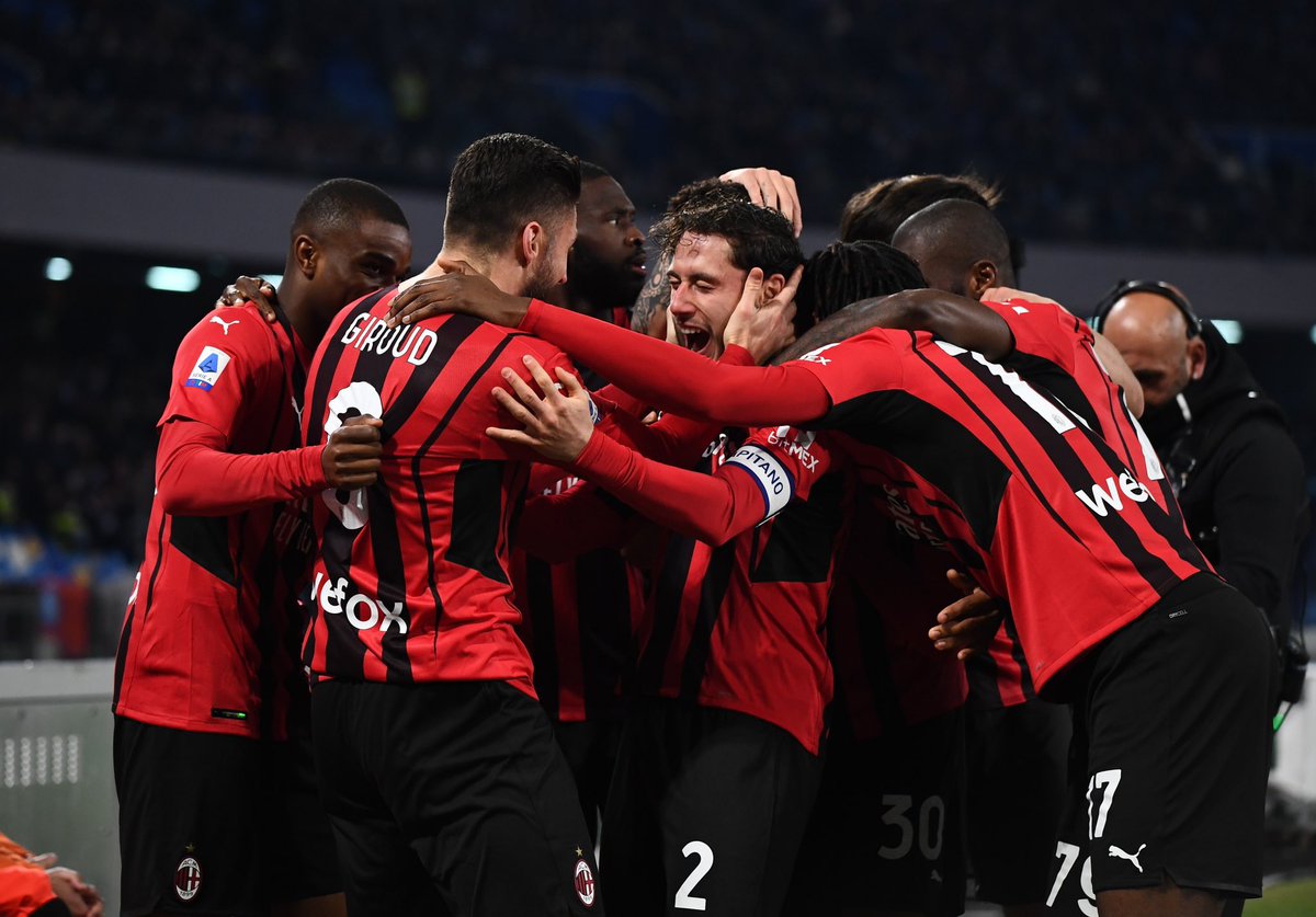 acmilan_zone's tweet photo. 🎙 #CasaMilan, retour sur #NapoliMilan 🔴⚫️
Face à un adversaire direct, les rossoneri ont une nouvelle fois répondu présent et se sont imposés à Naples sur un but d’@_OlivierGiroud_ ! Retour sur ce résultat dans le dernier numéro de CasaMilan.
▶️ https://t.co/078CFXvV5C
#ACMZ https://t.co/MNt28Wqkms