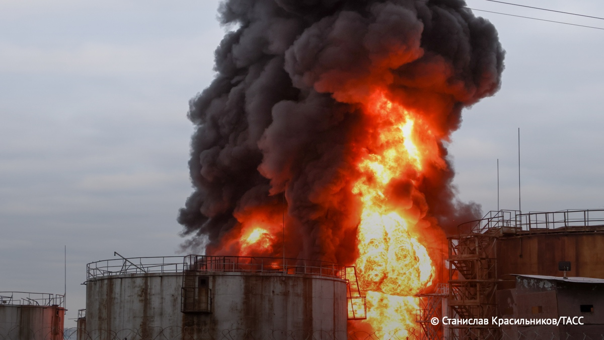 Что за взрывы в орле сейчас. Подрыв нефтебазы в Орловской области. Возгорание на Луганской нефтебазы. Пожар на нефтехранилище.