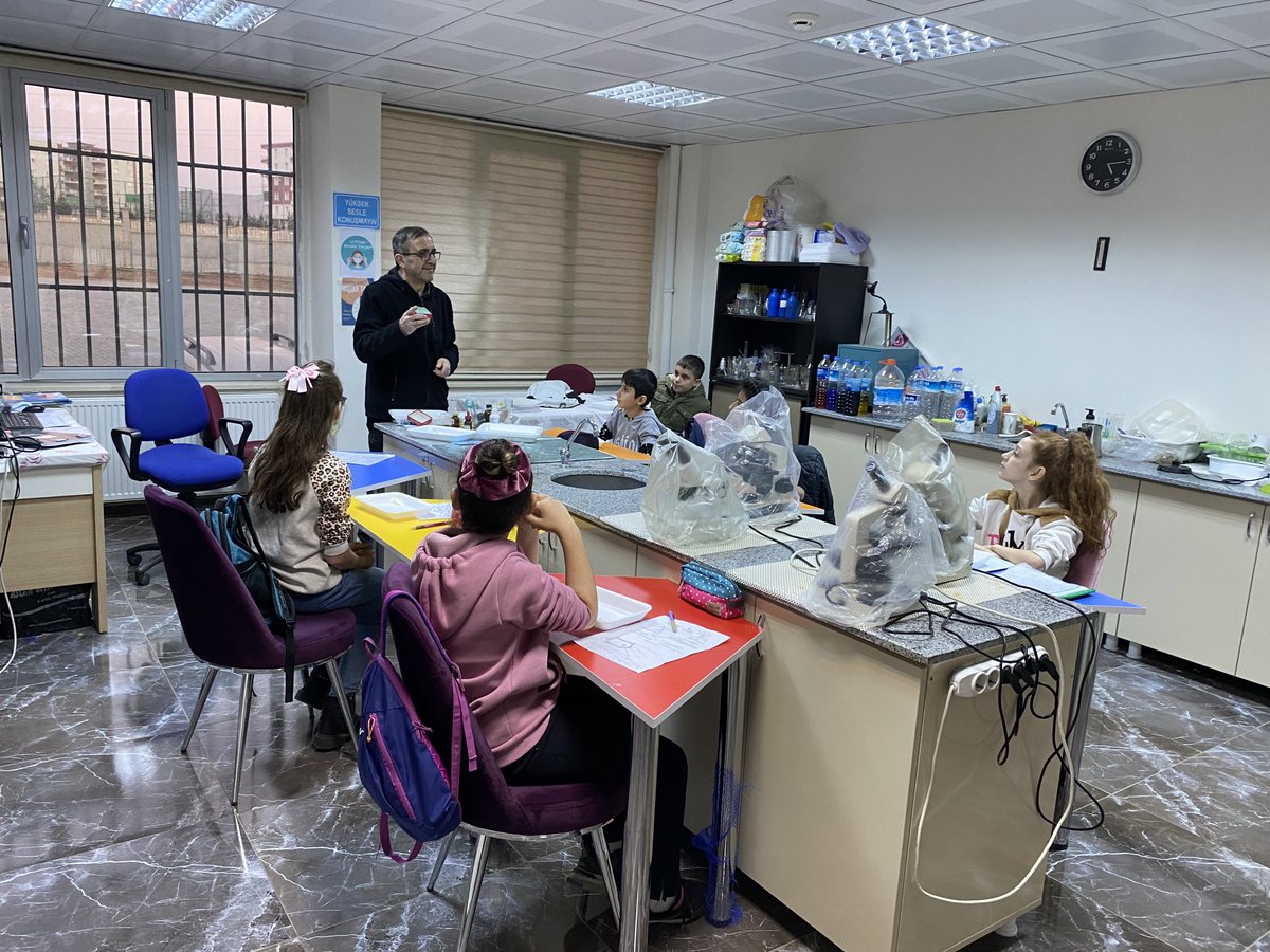 Biyoloji öğretmenimiz laboratuvar çalışmalarına devam ediyor ⁦@BilsemMeb⁩ ⁦<a href="/mem_siirt/">Siirt İl Millî Eğitim Müdürlüğü</a>⁩ ⁦<a href="/varmik/">Prof.Dr.Kemal Varın Numanoğlu</a>⁩