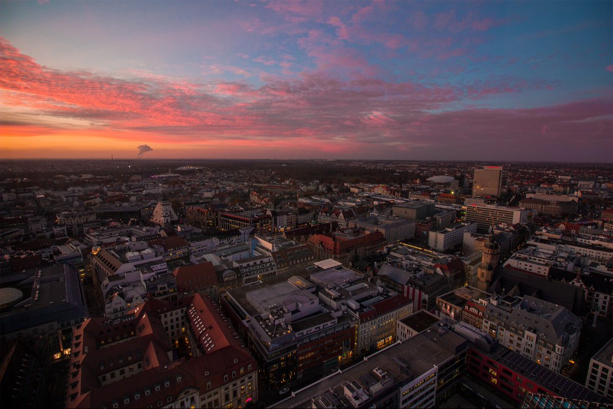 #Sonnenaufgang oder #Sonnenuntergang???
Was ist wohl auf diesem atemberaubenden Foto von Leipzig zu sehen? 🌞 Wir wünschen einen guten Start in die Woche und viele schöne sonnige Momente.👋😀 PS: Die Auflösung befindet sich im Alt-Text.

© Tom Williger