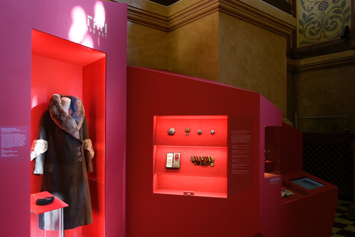 StateHistorical's tweet image. #КоллекцияГИМ #ВыборВремениГИМ

На выставке «Выбор времени. Новые поступления» представлен комплекс личных вещей Александры Михайловны Коллонтай (1872-1952) — революционерки, первой в истории женщины-министра и женщины-чрезвычайного и полномочного посла.