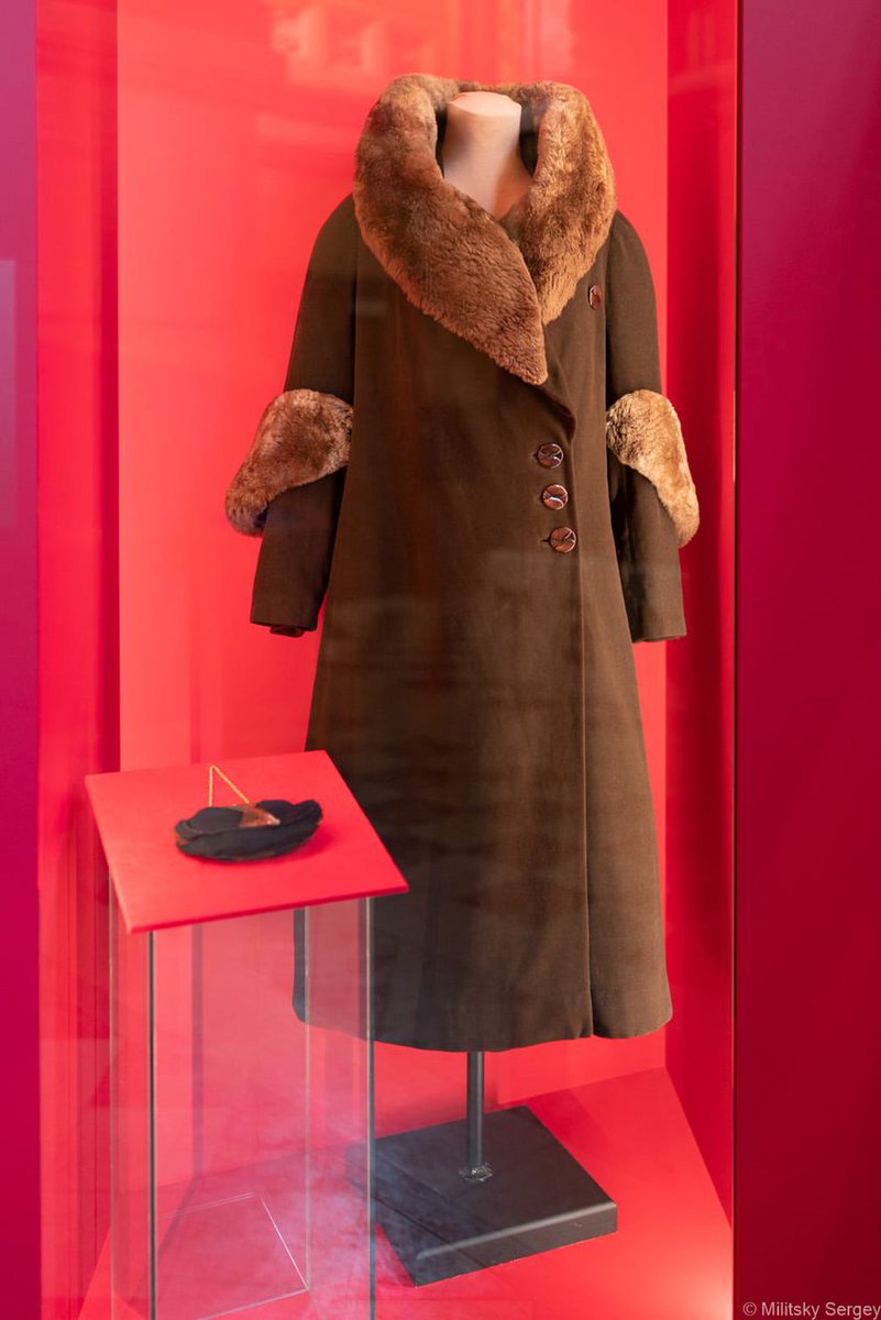 StateHistorical's tweet image. #КоллекцияГИМ #ВыборВремениГИМ

На выставке «Выбор времени. Новые поступления» представлен комплекс личных вещей Александры Михайловны Коллонтай (1872-1952) — революционерки, первой в истории женщины-министра и женщины-чрезвычайного и полномочного посла.