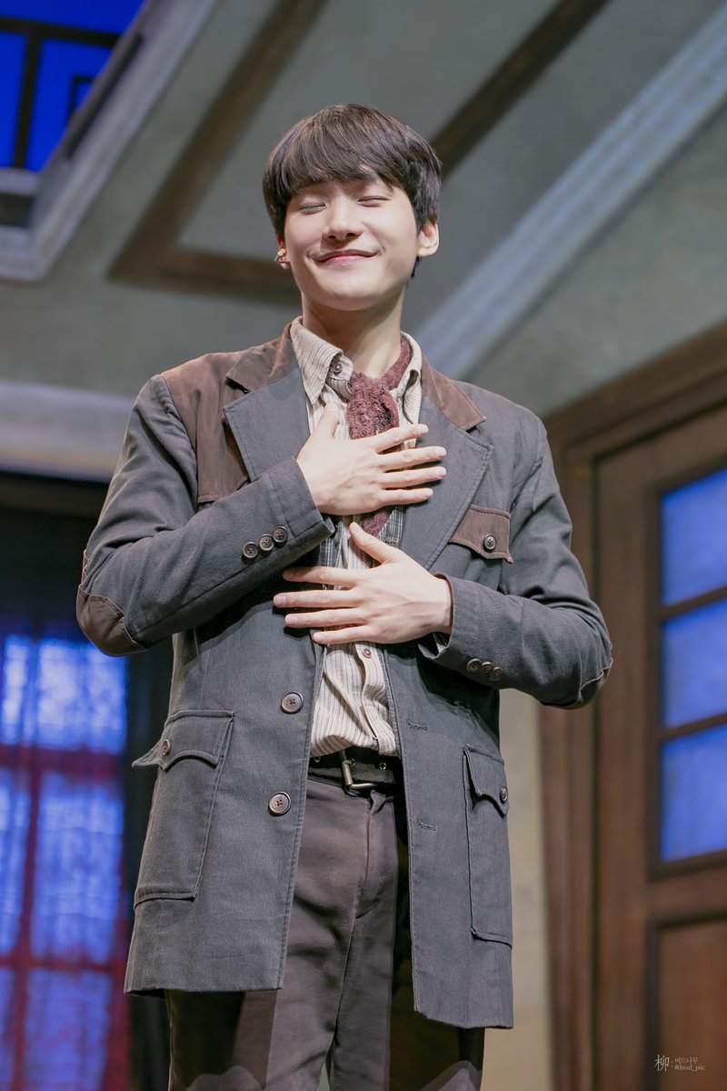 bud_pic's tweet photo. 220108밤 뮤지컬 쿠로이 저택엔 누가 살고 있을까? 
막공 무대인사 

해웅 役 #정욱진 배우님

무인 시그니처 포즈 https://t.co/IGNLj8OETh