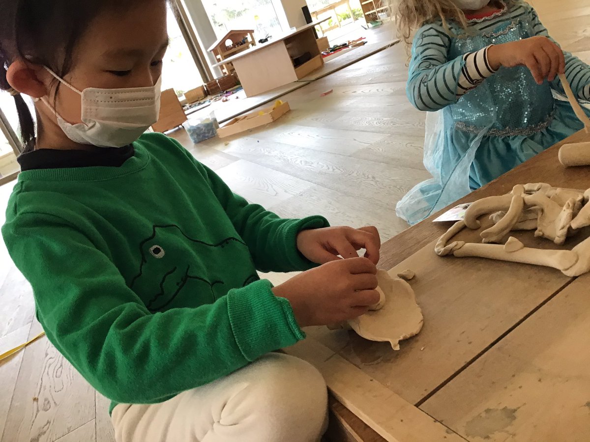 YIS_ELC's tweet photo. One of our learners brought a fresh perspective to a familiar material today when they transported the clay into the building area. The different setting inspired new ways of manipulating the clay, and encouraged new play connections. #YISlearning #environments #play #pyp #eypyp https://t.co/ryPtKsd4dT