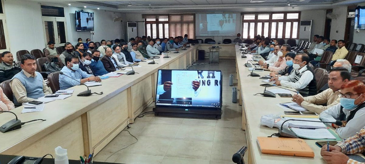 DeoAligarh's tweet photo. 10 मार्च को होने वाली मतगणना के सम्बंध में सभी आरओ व एआरओ को मास्टर ट्रेनर द्वारा प्रशिक्षित किया गया। त्रुटिविहीन मतगणना के लिए प्रशिक्षण को अच्छे से आत्मसात करने के निर्देश दिए। @ceoup
@ECISVEEP @SpokespersonECI @Dm_Aligarh @DDNational https://t.co/24x0VHWzuo