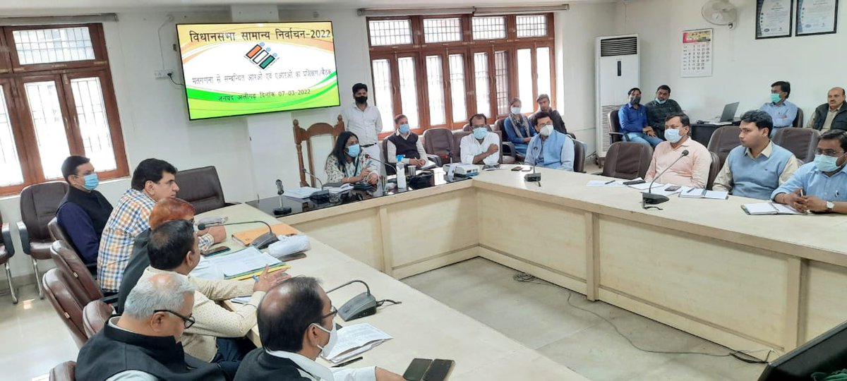 DeoAligarh's tweet photo. 10 मार्च को होने वाली मतगणना के सम्बंध में सभी आरओ व एआरओ को मास्टर ट्रेनर द्वारा प्रशिक्षित किया गया। त्रुटिविहीन मतगणना के लिए प्रशिक्षण को अच्छे से आत्मसात करने के निर्देश दिए। @ceoup
@ECISVEEP @SpokespersonECI @Dm_Aligarh @DDNational https://t.co/24x0VHWzuo
