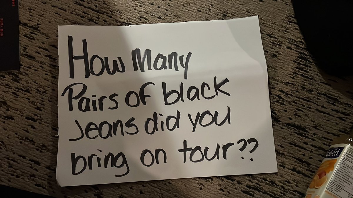 onlythebrave_28's tweet photo. the way louis noticed this sign, at first he said 2 pairs and then came back and said 4 😭😭 https://t.co/fDSDsmvqAP