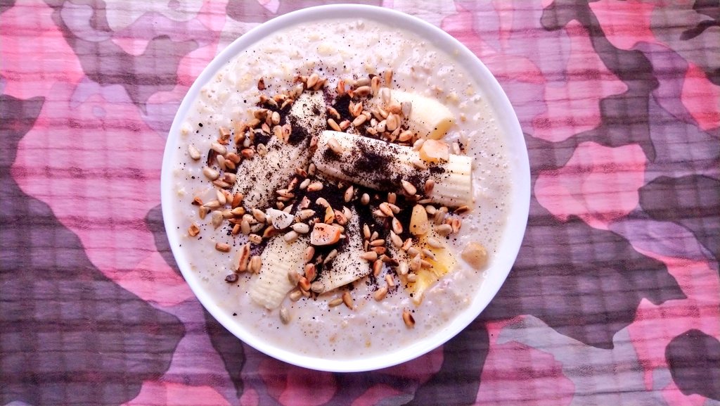porridgelady's tweet photo. Getting slightly better photos with my new phone, still not very sharp though. Tho my brain will be sharp after #aronia berry powder #Porridge, with banana and toasted seeds. #oats #MondayMotivation #HealthyFood #StartTheWeekendOffRight https://t.co/nELRHx2r7t