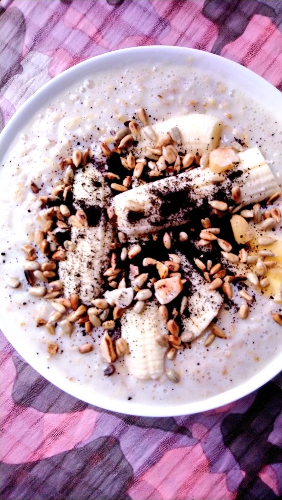 porridgelady's tweet photo. Getting slightly better photos with my new phone, still not very sharp though. Tho my brain will be sharp after #aronia berry powder #Porridge, with banana and toasted seeds. #oats #MondayMotivation #HealthyFood #StartTheWeekendOffRight https://t.co/nELRHx2r7t