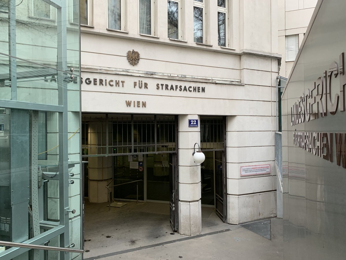 Guten Morgen! Wir sind schon beim Landesgericht Wien, wo ab 9h15 der Prozess gegen den Neonazi Peter #Binder beginnen wird. Wir berichten mit ⁦@prozessreport⁩ #rechtenterrorstoppen